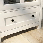 Credenza retrò bianca con ante in vetro e maniglia a campana, 1 pezzo