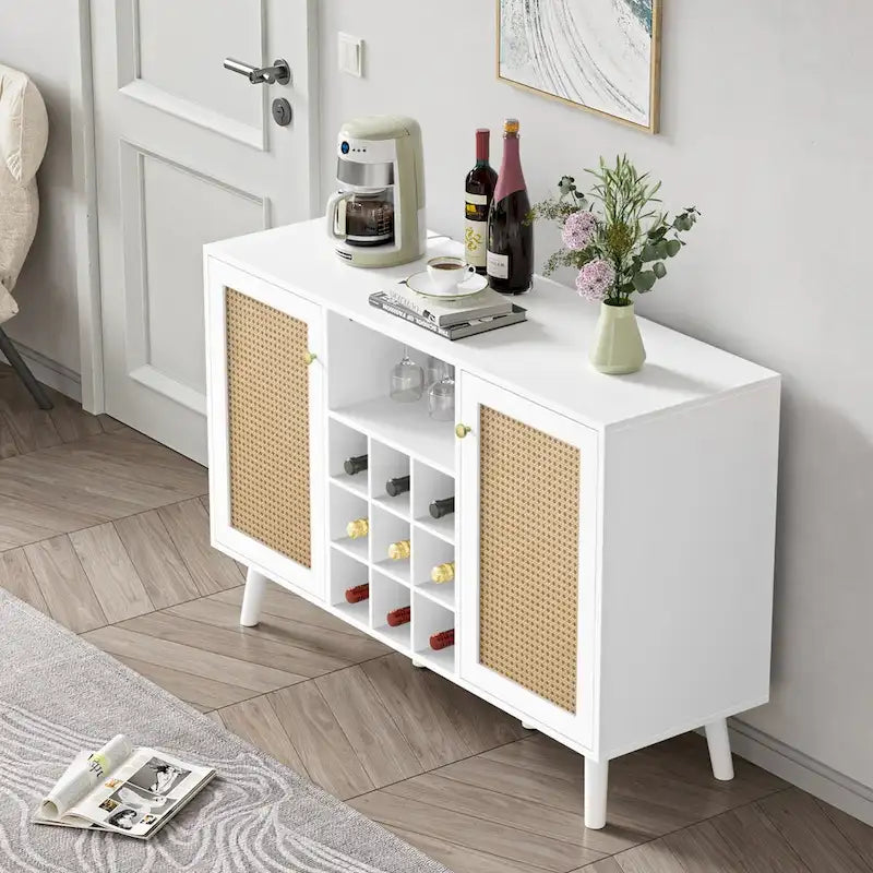 Madia/Buffet a 2 ante in bianco e rattan con portabottiglie e portacalici